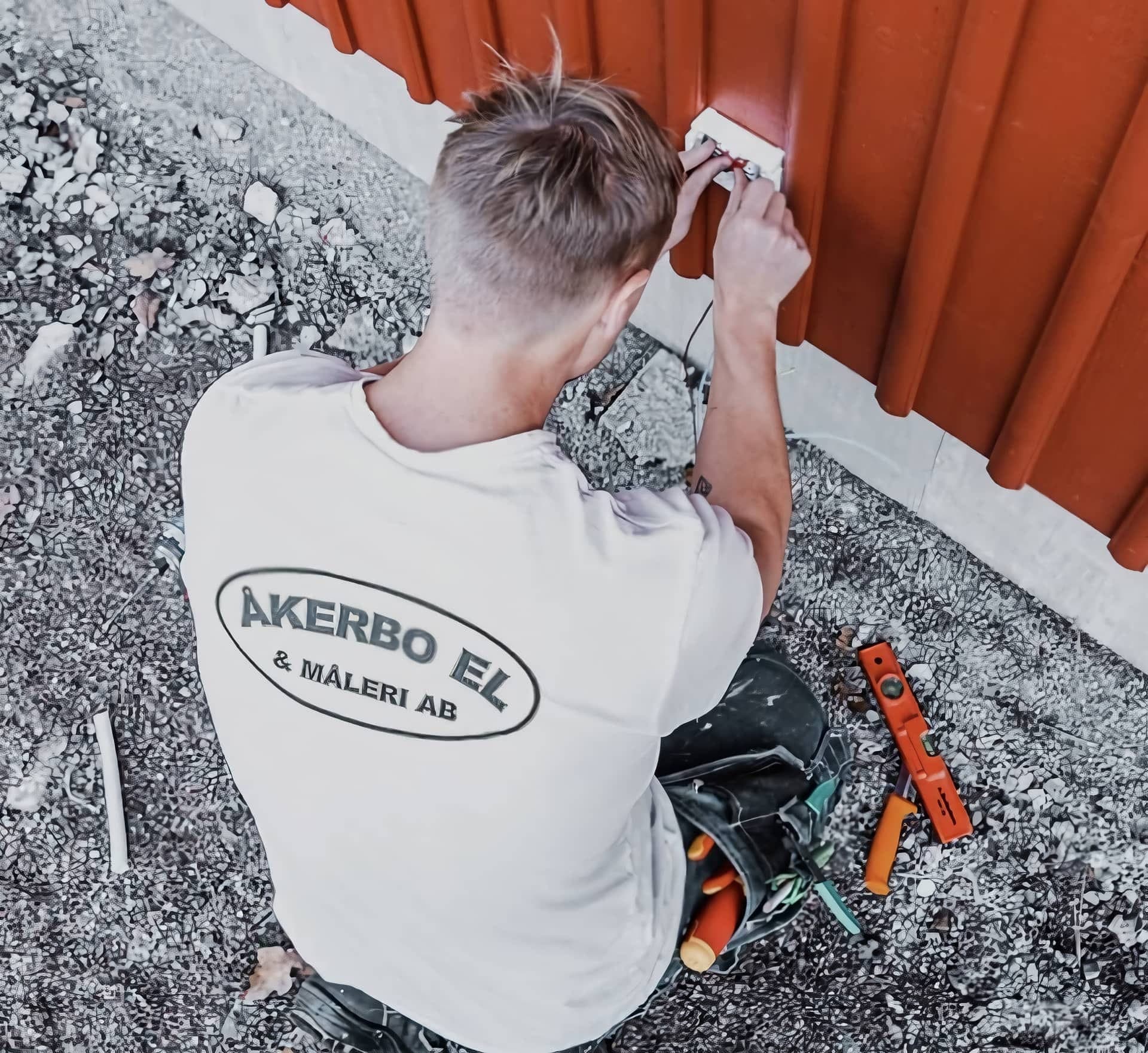 Elektriker från Åkerbo El & Måleri AB i arbete