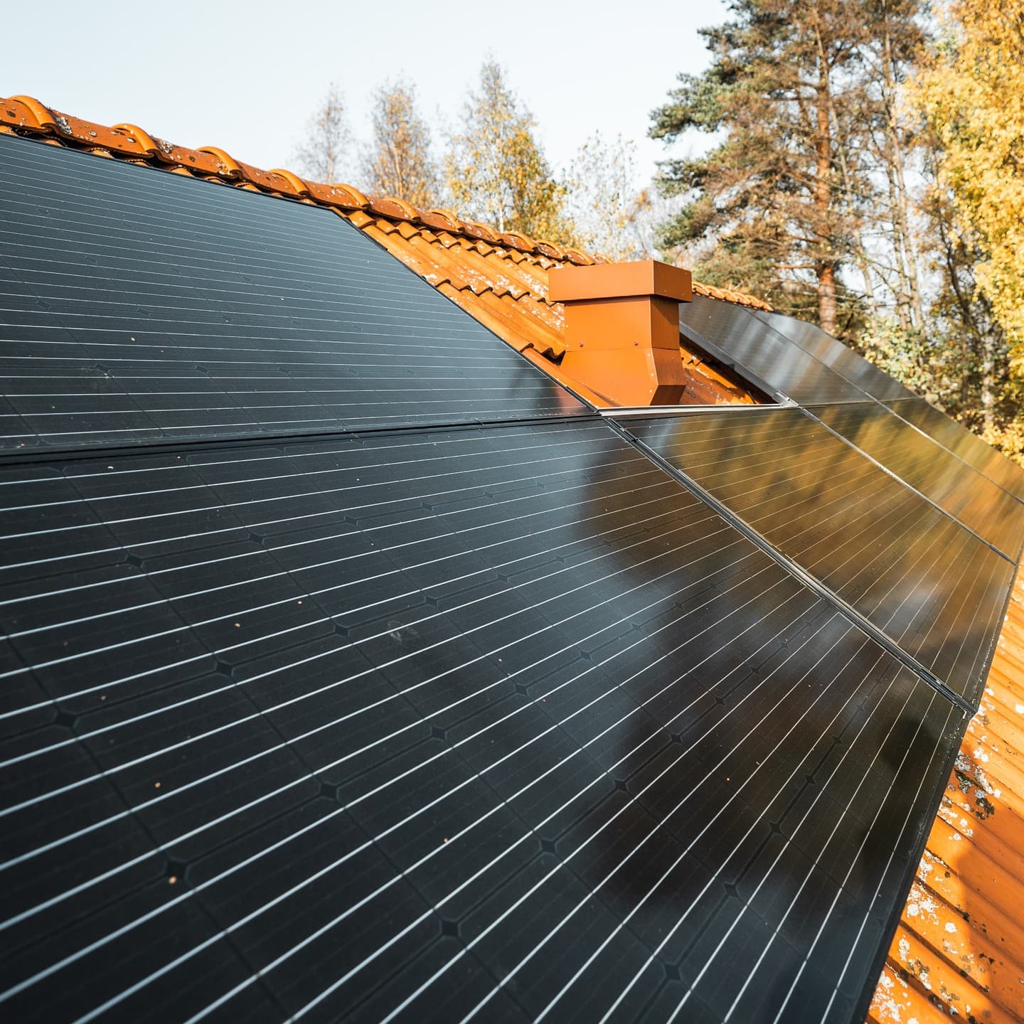 Solpaneler installerade på taket